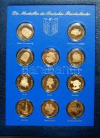 NSZK 1974. "Német tartományok" sorozat, benne a 11db tartomány sterlingsilber, 24K-os arannyal aranyozott emlékérméi, 11x 24,7g, miniszterelnöki kiadásban, névreszóló oklevéllel, füzetszerű tanúsítvánnyal T:PP