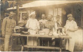 1915 Szászváros, Broos, Orastie; osztrák-magyar katonák ebéd készítése közben / WWI K.u.k. military camp, soldiers preparing lunch. photo (EK)
