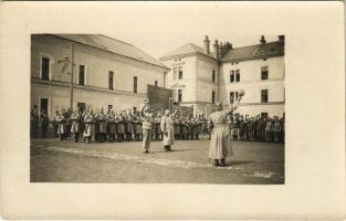 ~1916 Temesvár, Timisoara; katonák a laktanya udvarán, eskütétel / K.u.k. military barrack, soldiers oath. photo