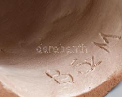 Bolbáné Szeles Magda (1935-2020): Hölgy virágkosárral. Kerámia, jelzett, kopásnyomokkal. m: 26 cm