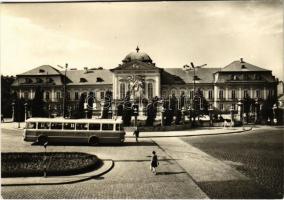 1960 Pozsony, Bratislava; Pioniersky dom kl. Gottwalda / Grassalkovich-kastély, autóbusz / castle, bus