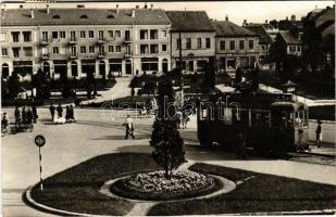 1959 Szombathely, Köztársaság tér, villamos, üzletek. Képzőművészeti Alap