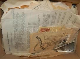 Egy nagy zacskónyi érdekes magyar papírrégiség tétel, benne: fotók, okmányok, levelek, újságok, oklevelek és egyéb nyomtatványok vegyes minőségben