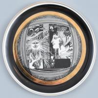 Hollóházi Szász Endre által tervezett mintával díszített tányér. Matricás, jelzett, kopásnyomokkal, m: 15,5 cm