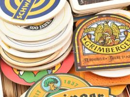 Egy cipősdoboznyi (kb. 430 db) vegyes söralátét