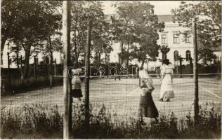 Teniszezők a teniszpályán / tennis players, tennis court. photo