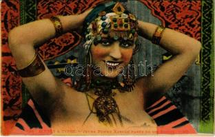 Jeune femme Kabyle parée de ses bijoux / half-naked Kabyle woman with jewelry