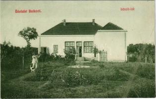 Butka, Budkovce (Nagymihály, Mihalovce); László lak, férfi puskával / villa, man with gun
