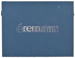 Éremtartó kazetta egy kivehető tálcával, összesen 24 férőhellyel (50x50mm), használt állapotban