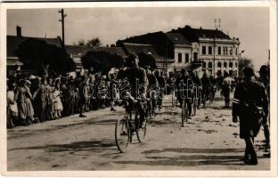 1938 Ipolyság, Sahy; bevonulás, kerékpáros katonai egység / entry of the Hungarian troops, bicycle soldiers