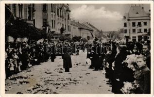 1938 Léva, Levice; A Magyar Kir. Honvédség Bevonulása, Virágos út. Foto Hajdu / entry of the Hungaroan troops (EK)