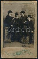 cca 1905 Férfiak csoportképe, keményhátú fotó az Első Magyar Gyorsfényképészeti Műteremből (özv. Bienenfeld Zsigmondné), 10,5×6,5 cm
