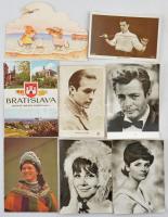 Kb 150 db főleg modern képeslap benne háború előtti és 50-es évek beli magyar és külföldi szinészképek, motívum lapok, kevés városképes lap dobozban. Érdekes anyag!