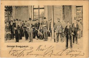 Érsekújvár, Nové Zámky; Muzsikus cigányok a pályaudvaron, vasútállomás. Szivesi János kiadása / Bahnhof / gypsy music band at the railway station