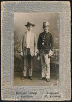 cca 1915 Két férfi portréja, keményhátú fotó Hefgott Sámuel budapesti műterméből, hátoldalon a műterem képével, 8,5×5,5 cm