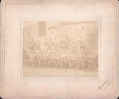 1913 A K.u.k. 4. huszárezred tisztikara Szászsebesen, hátoldalon feliratozott, kartonra kasírozott fotó a nevek felsorolásával H. Heitz műterméből, fotó halvány, de szép állapotban, 17×23 cm