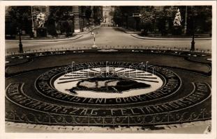 Budapest V. Szabadság tér, park részlet irredenta virágággyal, Hiszekegy