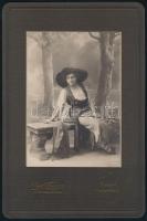 cca 1908 Steiner Margit (későbbi Kastner Károlyné) iparművész, festő, Steiner Rezső festő leányának fotója cigány lányként a soproni turista bálon, kartonra kasírozott fotó, hátoldalon feliratozva, Stagl Ferenc műterméből, 14,5×10,5 cm