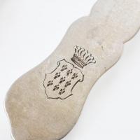 2 db ezüst (Ag) antik teáskanál bárói (Baratta Dragono család címere) címerrel. Jelzett (Bécs, 1858)...