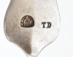 2 db ezüst (Ag) antik teáskanál bárói (Baratta Dragono család címere) címerrel. Jelzett (Bécs, 1858)...