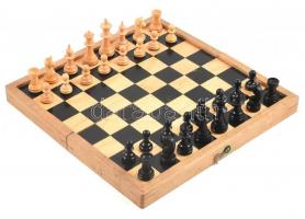 Fa sakk készlet, hiánytalan, a táblán repedéssel, 31x30 cm