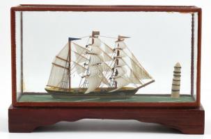 Hajó makett, üvegezett fa dobozban, 20x13x6,5 cm
