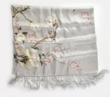 Ezüstszínű, virágmintás, rojtos selyem sál, kb. 175x50 cm