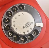 Mechanikai Művek retró bakelit tárcsázós telefon, piros színben, alján "Magyar Posta tulajdona&...