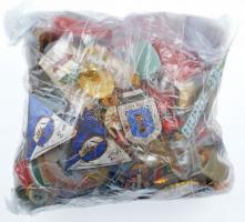 Több mint 100db vegyes, magyar és külföldi jelvényből álló tétel. Közte: ~1910. "Magyar Kárpát ...