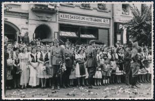 1940 A magyar csapatok bevonulása Kolozsvárra szeptember 11-én ünnepélyes fogadtatással, hátoldalon feliratozott fotó, 8,5×13 cm