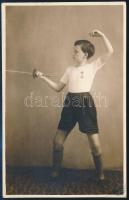 1931 Egy ifjú vívó gyakorlata, fotó, hátoldalon feliratozva, 13,5×8,5 cm