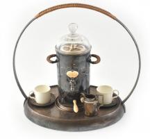 1900 körül, angol kávéfőző szett, ezüstözött alpakka, jelzés nélkül, kopásnyomokkal, korának megfelelő állapotban, csészék jelzettek: Mintons. csészék hibátlanok. m: 33 cm