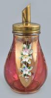 Famosa LPW cukorszóró, anyagában színezett üveg, kézzel festett, plasztikus virágos díszítéssel (Bohemia jellegű), fém fedővel. Jelzett, kisebb kopásnyomokkal, m: 16,5 cm