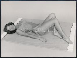 cca 1978 Pataki Ági manöken fürdőruhában, fotó, 9×12 cm