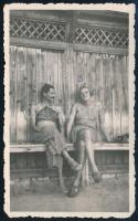 cca 1930 Gróf Esterházy József (jobbra) és Szatmáry-Király Ádám nőnek öltözve, tómalmi (Sopron) emlék, hátoldalon feliratozott fotó, 10,5×6,5 cm