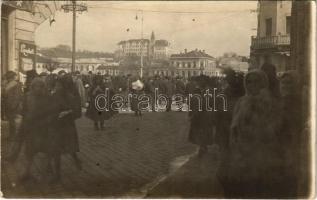 ~1910 Léva, Levice; Fő tér, piac, háttérben a Tanítóképző, sörcsarnok / main square, market, teachers training institute in the background, beer hall. photo (fl)