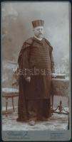 1908 Férfi egész alakos portréja, keményhátú fotó Némethi József (Debrecen/Máramarossziget/Ungvár) műterméből, 16,5×8 cm