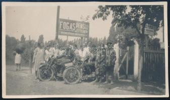 cca 1920-1930 Balatonlelle, csoport motorokkal a Fogas Pensió kapujában, fotó, 6×11 cm