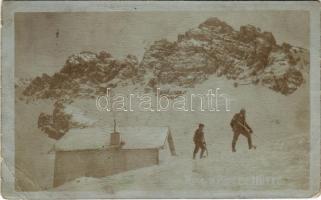 1911 Grinzens, Adolf Pichler Hütte / hikers in winter. photo (EB)