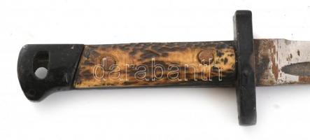 Átalakított bajonett, fém és agancs nyéllel, fém hüvellyel. Kopásnyomokkal, kisebb rozsdafoltokkal, ...