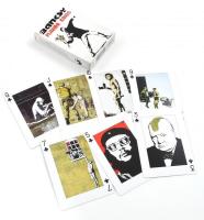 Banksy graffitiművész alkotásaival illusztrált Piatnik franciakártya pakli, újszerű állapotban, eredeti dobozában