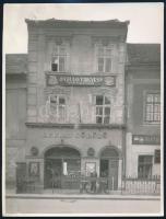 cca 1930 Kozelka Tivadar (1885-1980): Budapest, Úri utca 26., pecséttel jelzett fotó, felülete kissé sérült, 24×18 cm