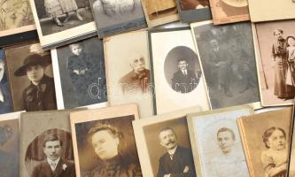 28 db keményhátú vizitkártya fotó, különböző műtermekből, vegyes állapotban (közte sérültek)