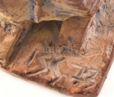 Benczédi Sándor (1912-1998): Anyácska 1977. Égetett agyag. Jelzett. Talapzatán apró lepattanás. 34,5...