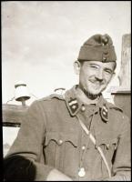 Újsághoz felhasznált II. világháborús katonai fotónegatívok, köztük Horthyt ábrázoló is, 10 db