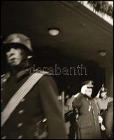 Újsághoz felhasznált II. világháborús katonai fotónegatívok, köztük Horthyt ábrázoló is, 10 db