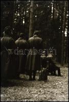 Újsághoz felhasznált II. világháborús katonai fotónegatívok, köztük Horthyt ábrázoló is, 10 db