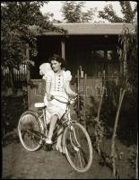 Kerékpáros hölgy és fiú 2 db fotónegatív, 6×9 és 4,5×6 cm
