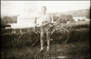Kerékpáros hölgy és fiú 2 db fotónegatív, 6×9 és 4,5×6 cm