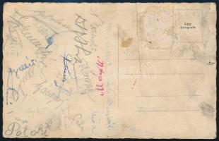 1950 A magyar labdarúó válogatott tagjai által aláírt fotólap a Bécsben játszott osztrák-magyar mérközésről: Gellér, Hidegjuti, Bozsik, Nagymarosi, Sebes Gusztáv és mások. Sérült.